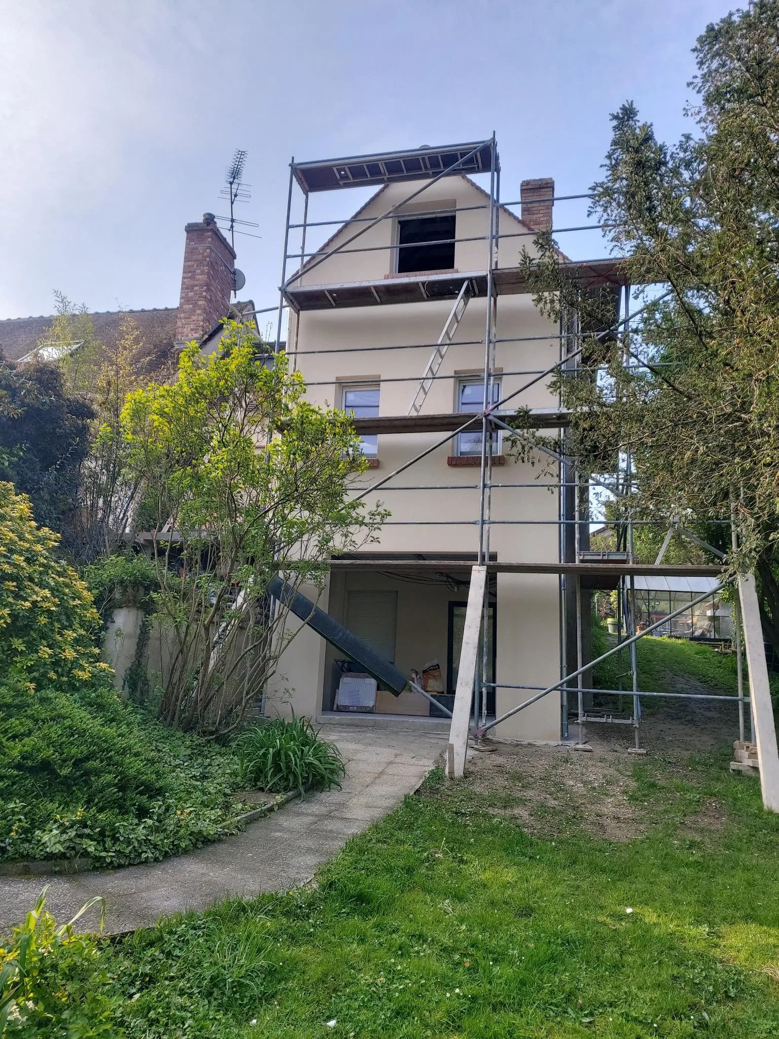 Maison sous échafaudage pour un ravalement de façade complet