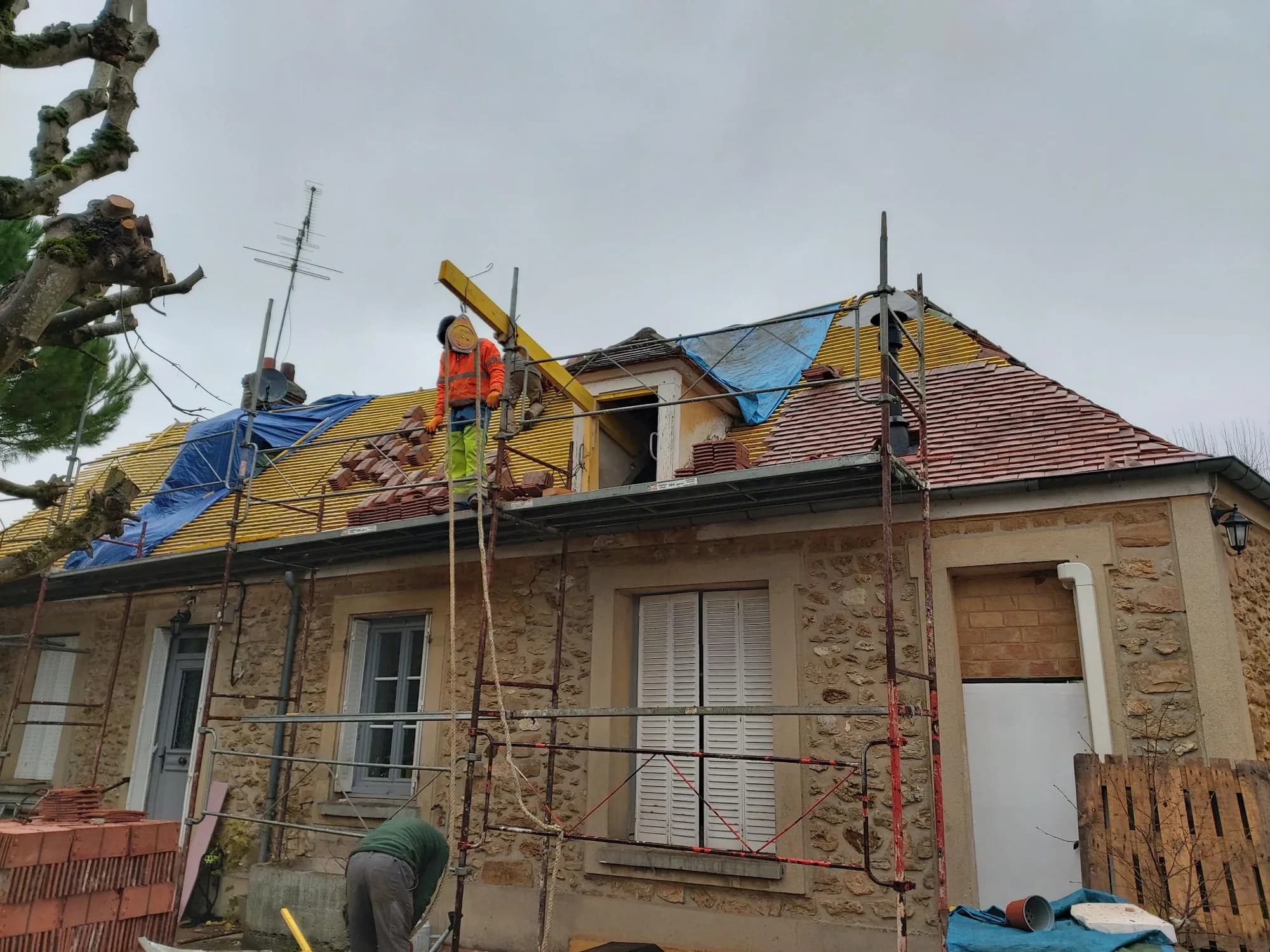 Couverture déposée sur un pavillon, charpente et liteaux mis à nu