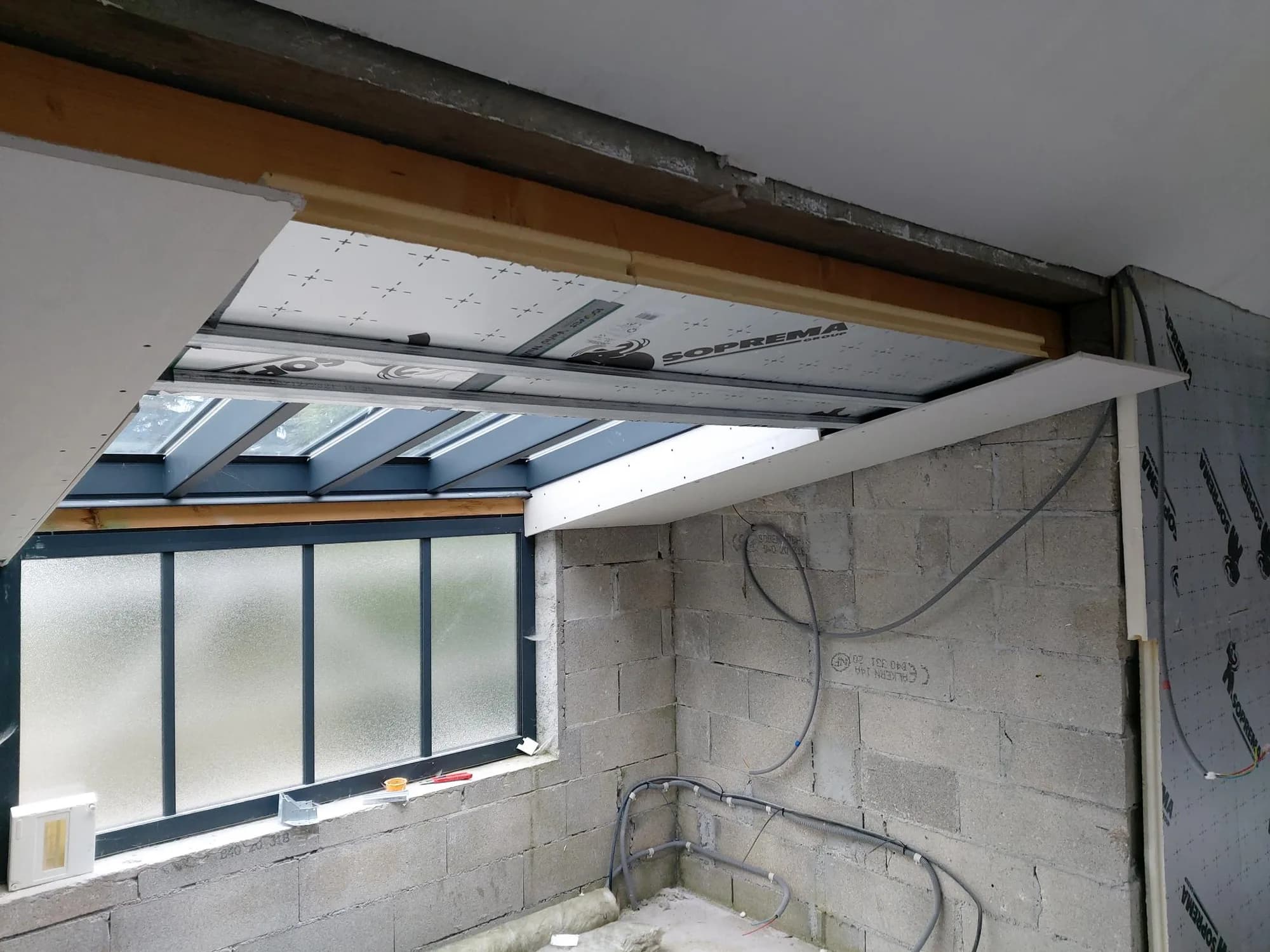 Extension en cours avec verrière de toit posée sur une structure en parpaings