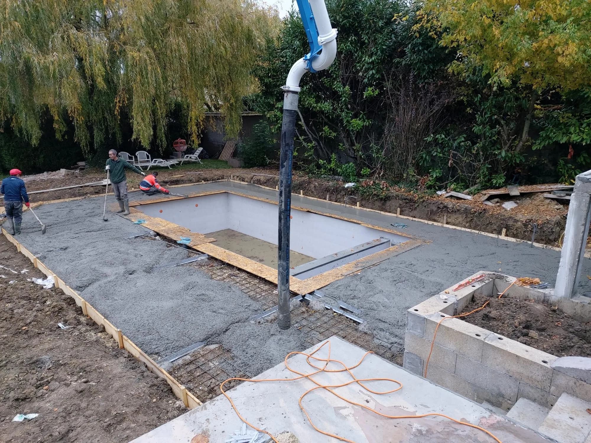 Bassin de piscine en cours de gros œuvre : ferraillage, coffrage et plage béton en préparation