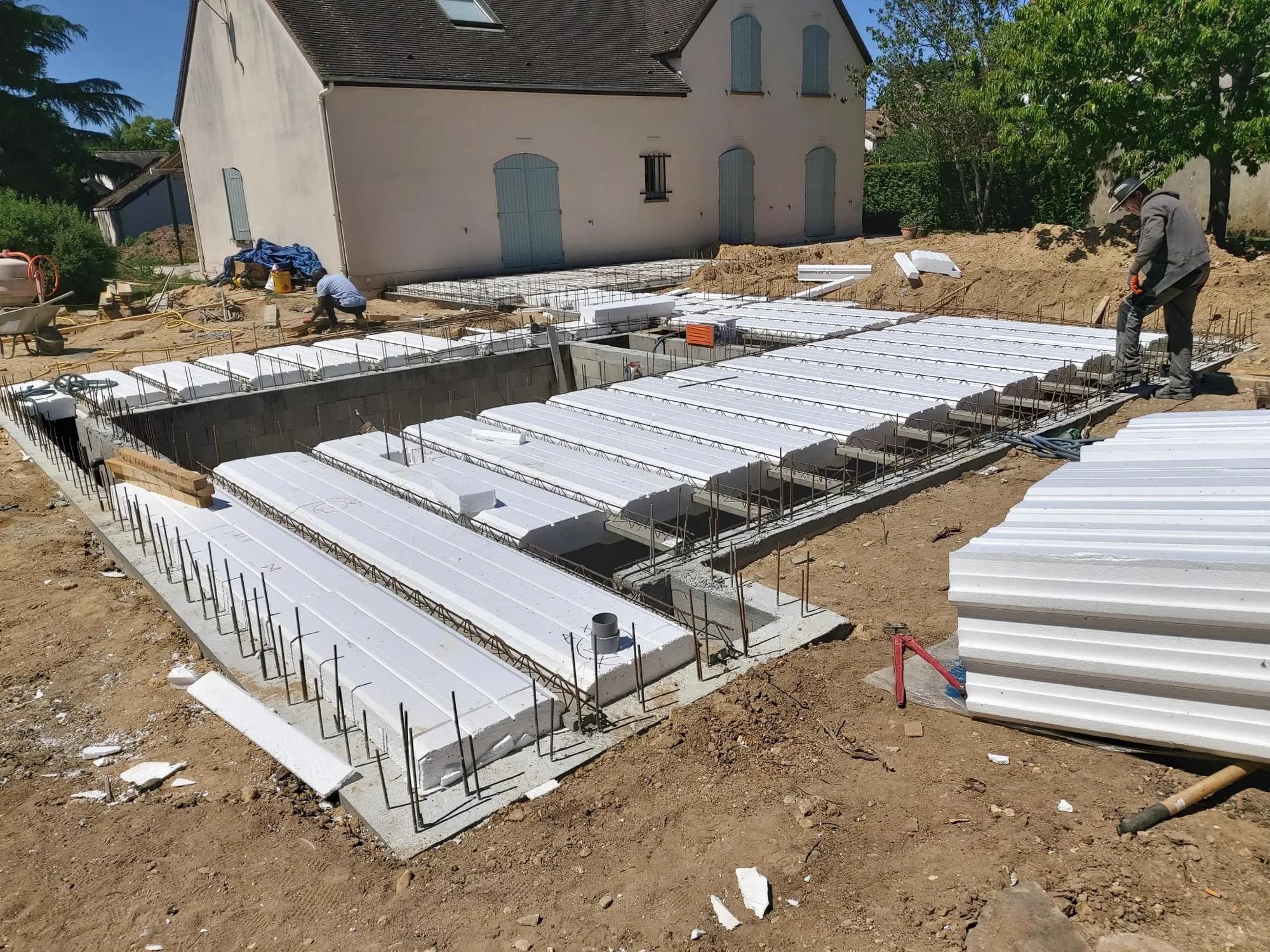 Plancher poutrelles-hourdis en polystyrène posé sur vide sanitaire avant coulage de la dalle