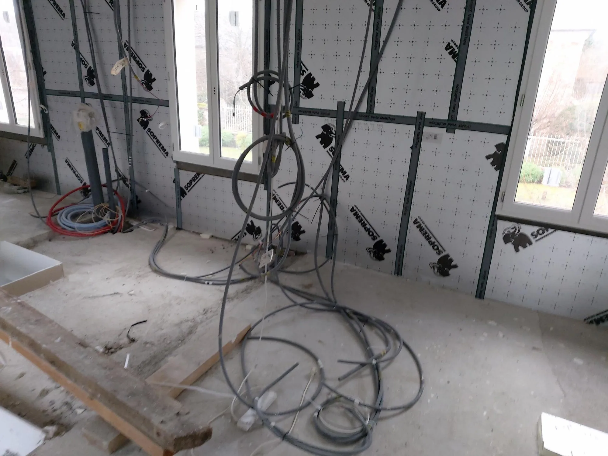 Doublage sur ossature métallique et isolation en cours dans une pièce en rénovation